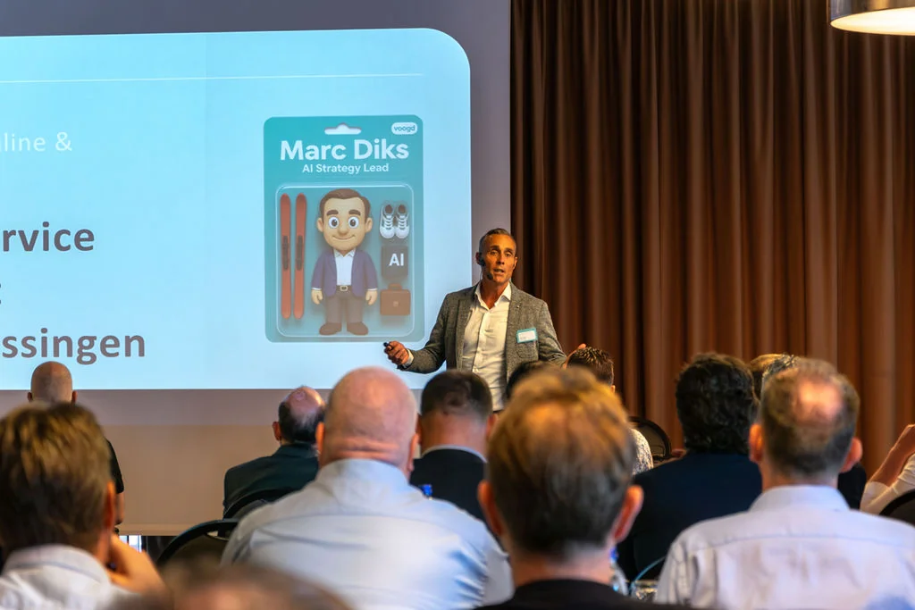 Marc Diks spreekt op een podium tijdens een zakelijk evenement